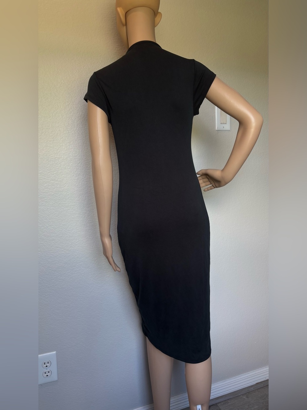 Ladies' Black Cap-Sleeve Midi Dress — Sleek Everyday Staple - Picture 3 of 11